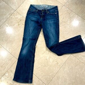 Joe’s jeans. Size 28. Fit is honey.